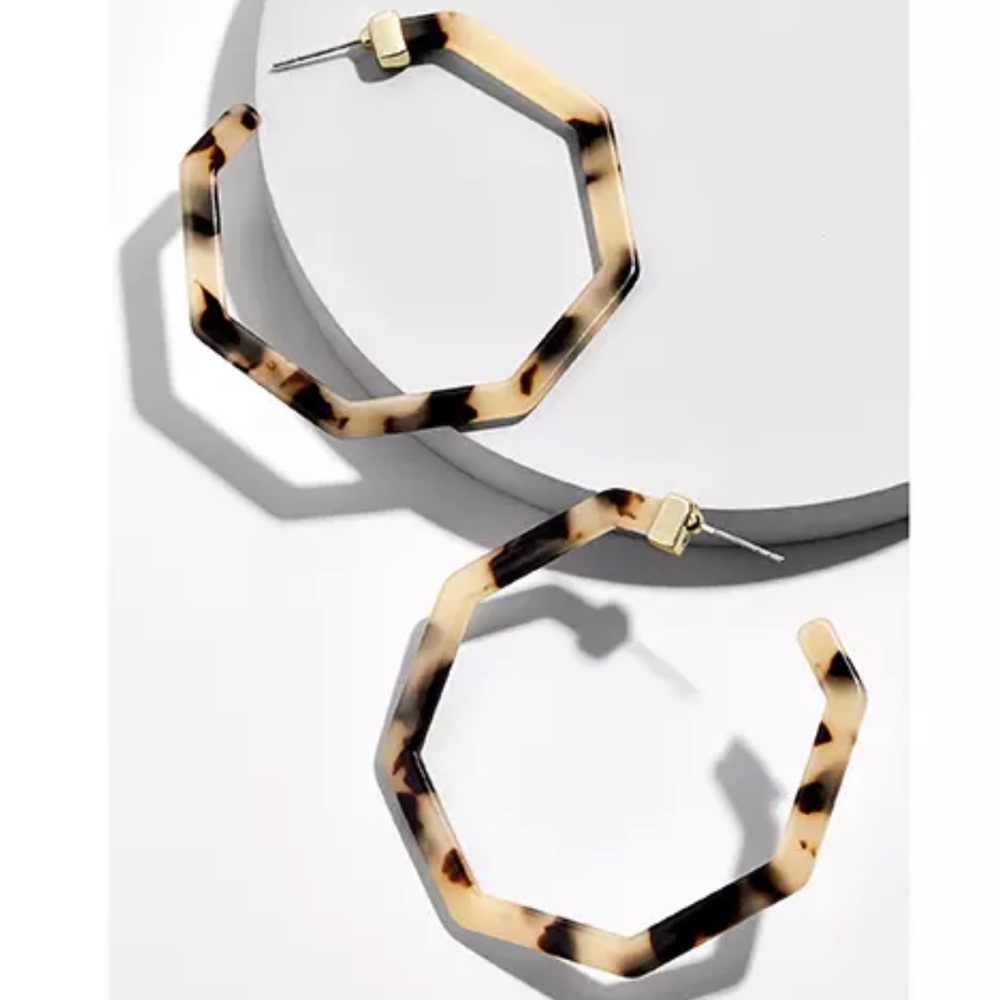Blonde Tortoise Hexagon Resin Hoop Earrings - Picture 3 of 3